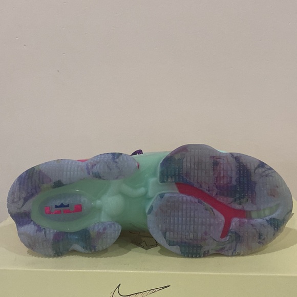 Lebron XIX Valentines Day - Picture 8 of 8